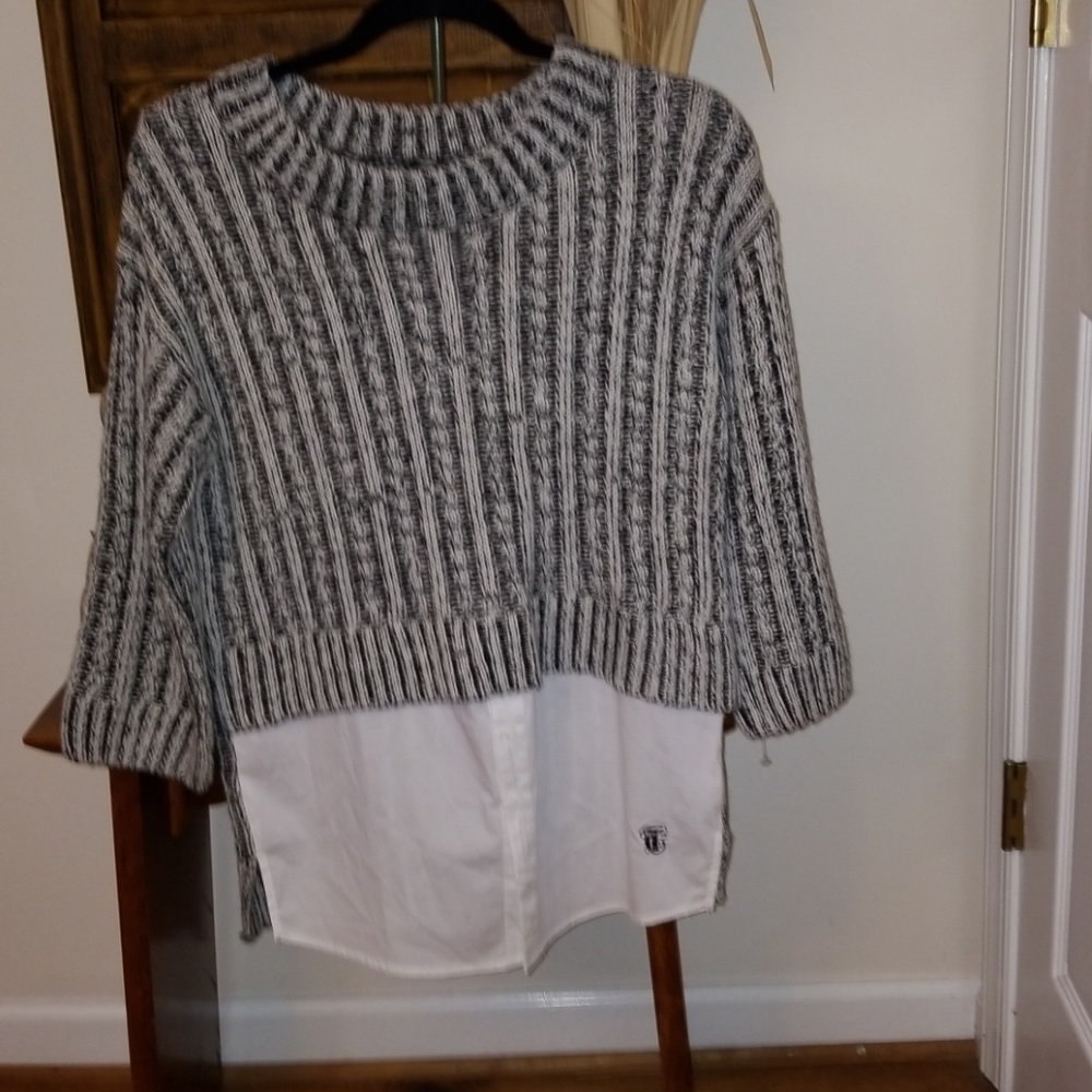 🌹Black & Gray sweater with white hem🛍💜